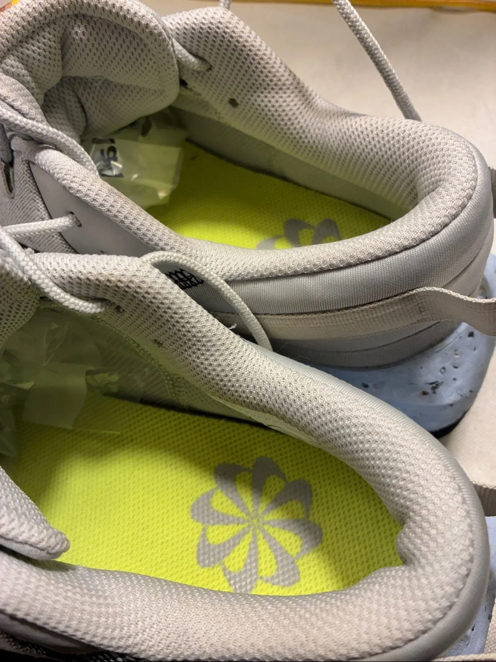 EUC Nike Beige Remica  Sneakers with Black Swoosh Women’s 9 W